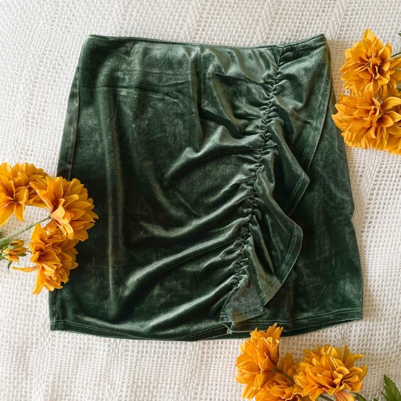 Abercrombie & Fitch Dresses & Skirts - CCO 🌟 NWOT Abercrombie Dark Green Velour Fitted High Waisted Mini Skirt
